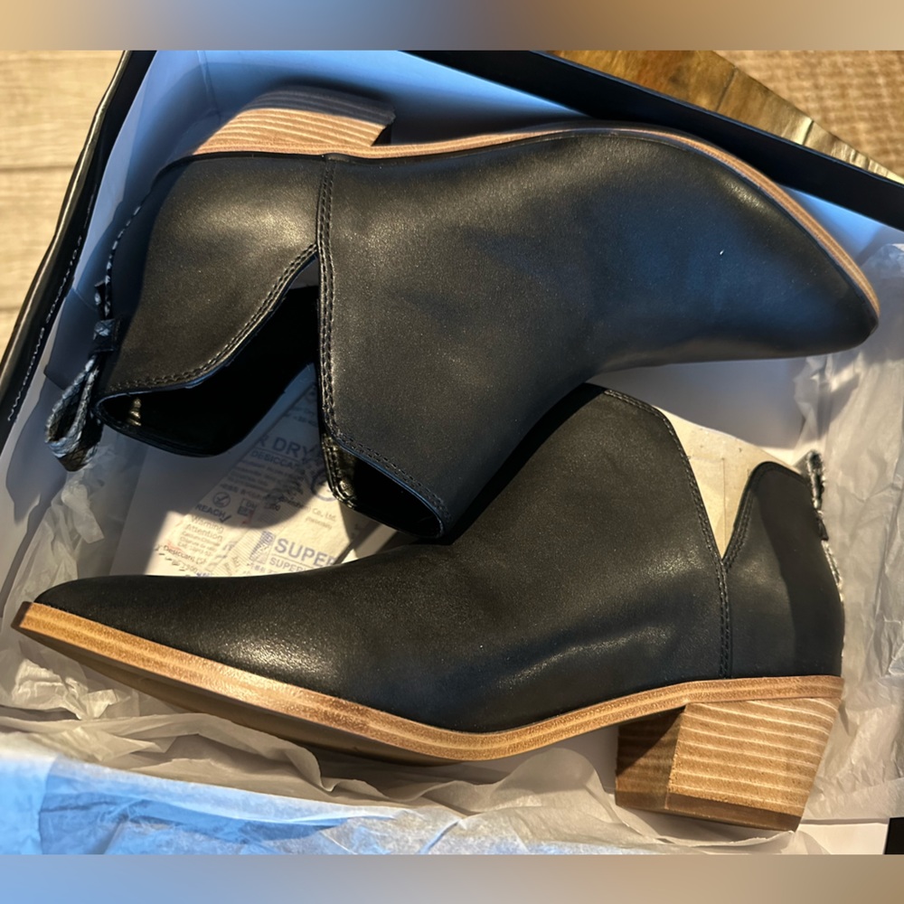 NWT women’s NINE WEST boots - size 10